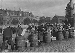 Handel rybą z beczek. Źródło: Port Jatki