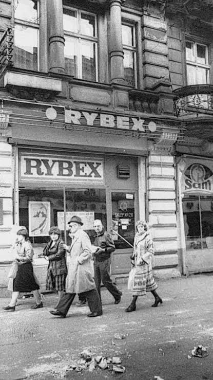 Sklep rybny Rybex, ok. 1990 r. Fot. Wiesław Wieszok